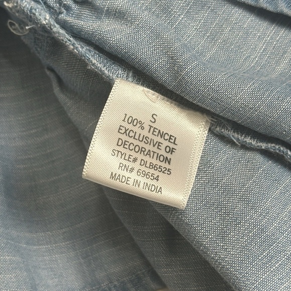 Cottagecore Boho Embroidered Denim Chambray 3/4 Bell Sleeve Top Size Small‎ NWT - Picture 9 of 9